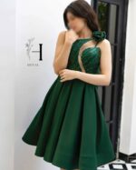 لباس مجلسی کوتاه سبز مدل «مرلین» با گل سرشانه و دامن ساتن آمریکایی