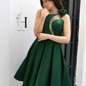لباس مجلسی کوتاه سبز مدل «مرلین» با گل سرشانه و دامن ساتن آمریکایی