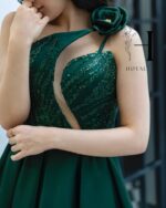 لباس مجلسی کوتاه سبز مدل «مرلین» با گل سرشانه و دامن ساتن آمریکایی - Image 2