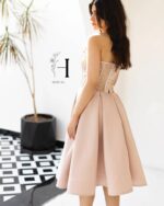 👗 لباس مجلسی کوتاه صورتی پودری مدل HOYAL با بالاتنه کارشده و دامن ساتن