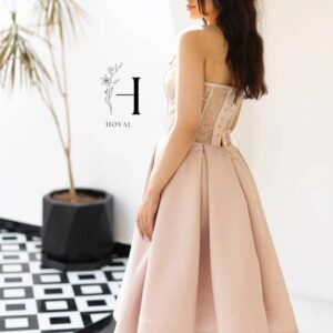 👗 لباس مجلسی کوتاه صورتی پودری مدل HOYAL با بالاتنه کارشده و دامن ساتن