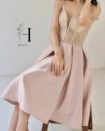 👗 لباس مجلسی کوتاه صورتی پودری مدل HOYAL با بالاتنه کارشده و دامن ساتن - Image 2