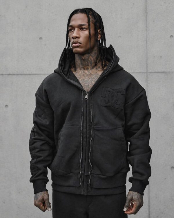 هودی زیپدار مشکی ساده با کلاه نینجا و لوگوی برجسته - نمای جلو